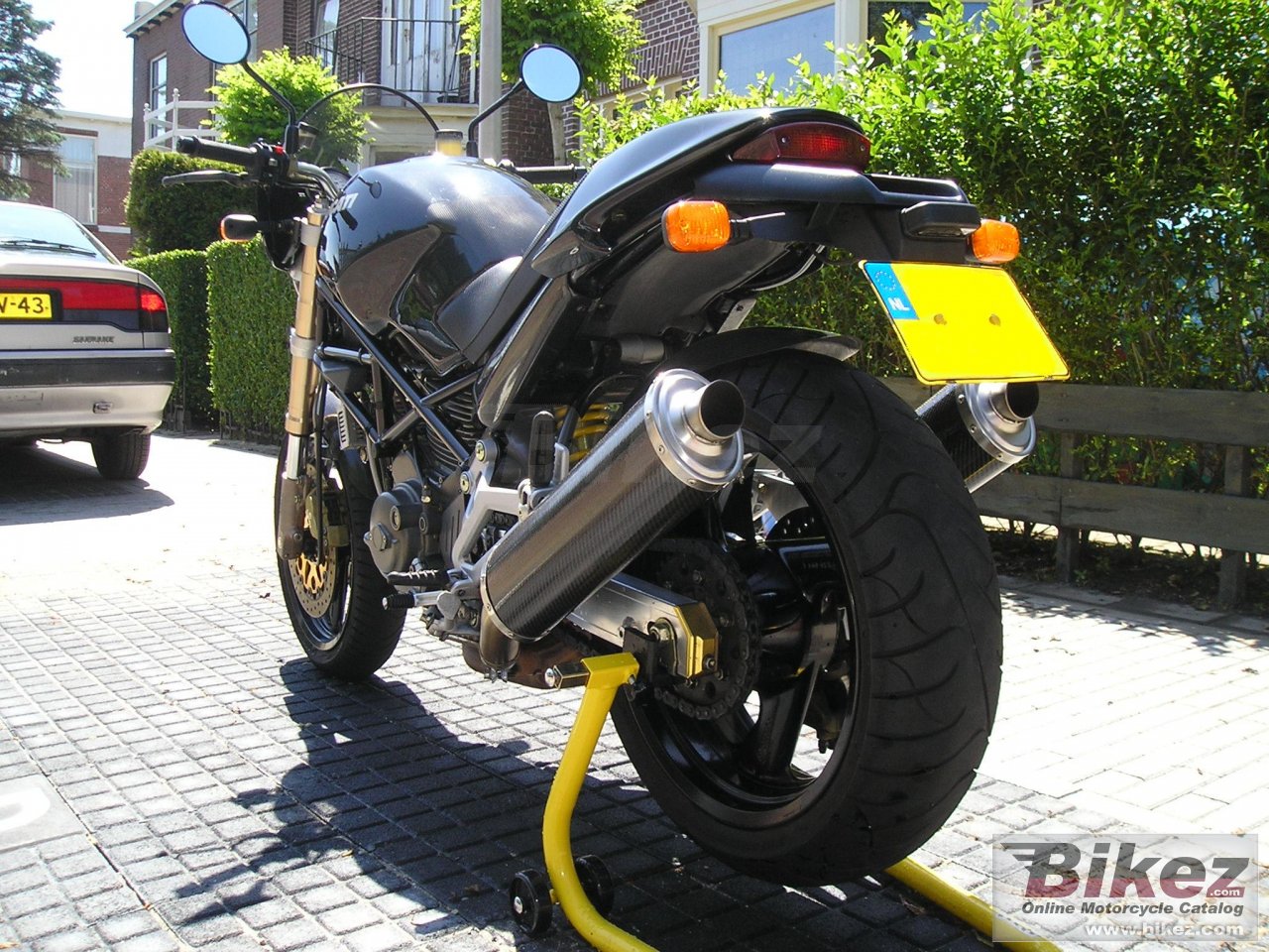 Big  900 monster s picture and wallpaper from Bikez.com